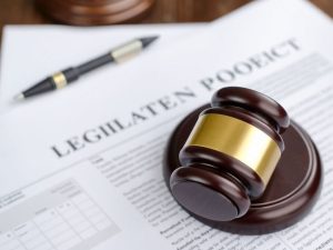 Ciocan de judecată pe documente legislative