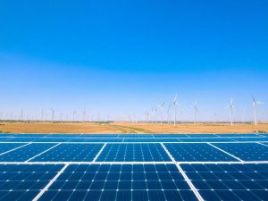 Turbină eoliană sub cer senin.