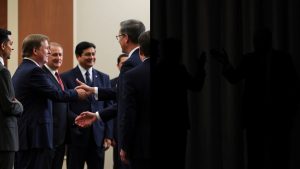 Lideri politici în culise și în fața publicului.