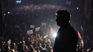 Intelectual izolat în mijlocul mulțimii politice agitate.