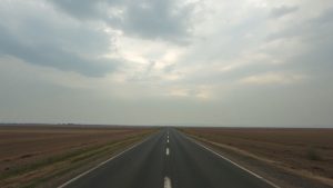 Drum pustiu spre un orizont neclar în România.