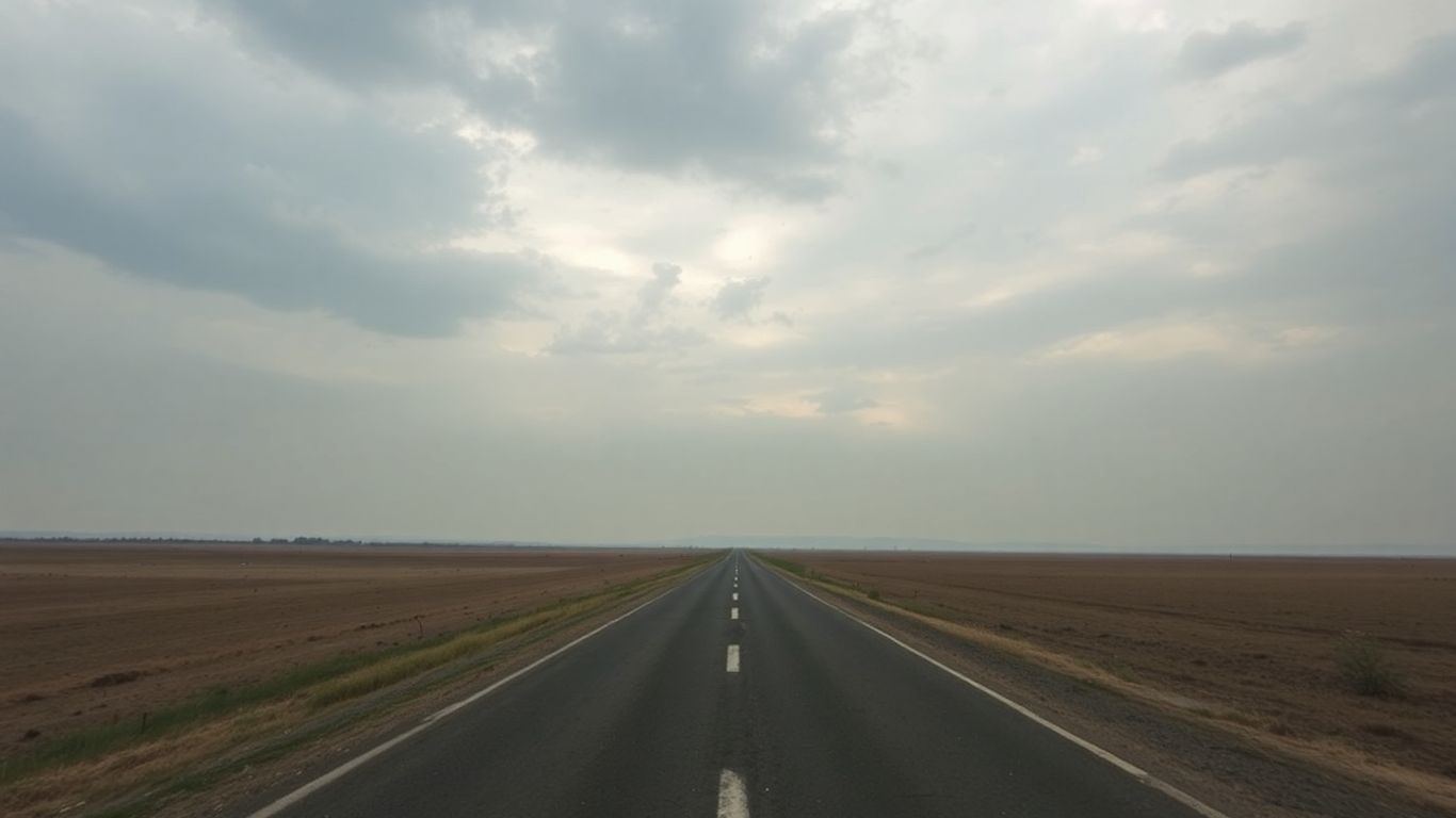 Drum pustiu spre un orizont neclar în România.